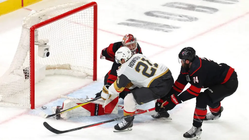 Howden avança para a rede e marca um gol, no jogo 2 da final da Stanley Cup 2026, entre as equipes do Carolina Hurricanes e Vegas Golden Knights – Fonte: NHL (2026)