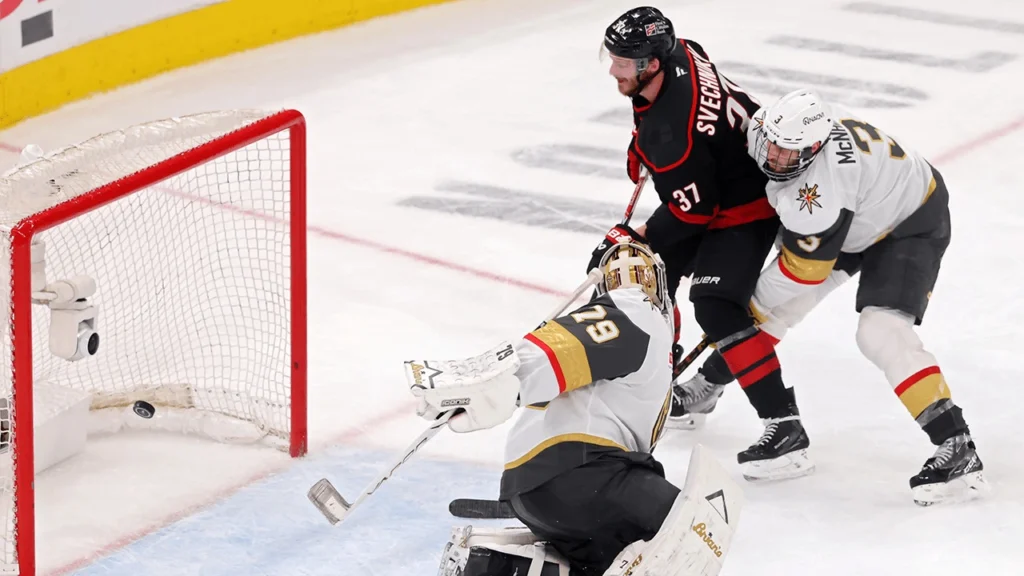 Jogo 5 da final da Stanley Cup 2026 entre as equipes de Vegas Golden Knights e Carolina Hurricanes – VGK@CAR, SCF, Gm 5 – Fonte NHL (2026).