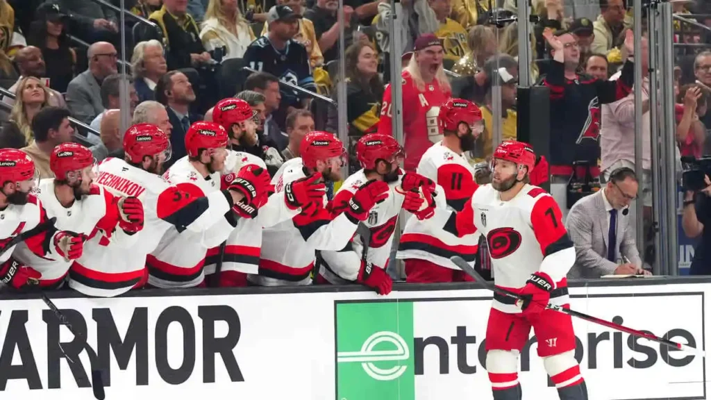 Taylor Hall comemora com o banco do Carolina Hurricanes após abrir o placar no Jogo 6 da final da Stanley Cup 2026, contra o Vegas Golden Knights – CAR@VGK, SCF, Gm 6: Hall gives Hurricanes lead early in game – Fonte: NHL (2026).