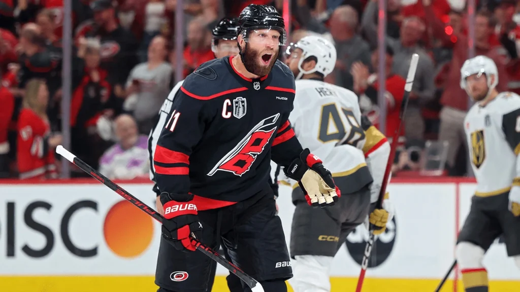 Carolina Hurricanes no Jogo 5 da final da Stanley Cup 2026 entre as equipes de Vegas Golden Knights e Carolina Hurricanes – VGK@CAR, SCF, Gm 5 – Fonte NHL (2026).