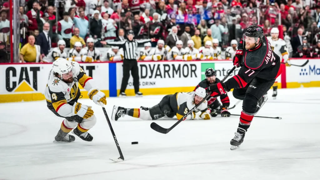 Disputa no jogo 2 da final da Stanley Cup 2026, entre as equipes do Carolina Hurricanes e Vegas Golden Knights – Foto: Josh Lavallee / Carolina Hurricanes - Fonte: NHL (2026)