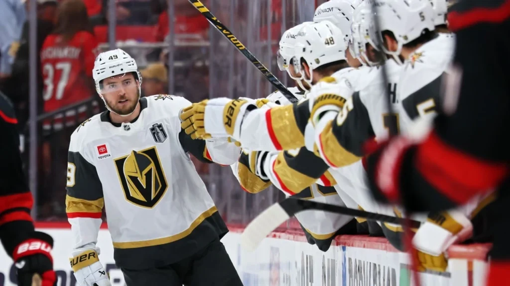 Eichel dá a assistência para Barbashev, no Jogo 1 da final da Stanley Cup 2026, entre as equipes do Vegas Golden Knights e Carolina Hurricanes - VGK@CAR, SCF-Fonte: NHL (2026)