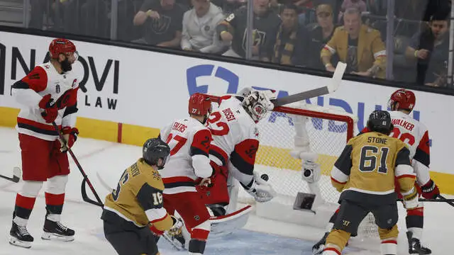 O goleiro Brandon Bussi, do Carolina Hurricanes, faz grande defesa no primeiro período do Jogo 6 da final da Stanley Cup 2026, contra o Vegas Golden Knights – Foto: Ethan Hyman / The News & Observer – Fonte: The News & Observer (2026).