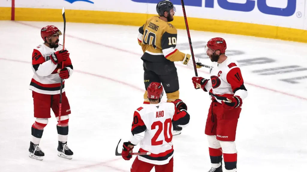 Staal (número 11) marca no Power Play, para aumentar a vantagem dos Hurricanes, no jogo 4 da final da Stanley Cup 2026 entre as equipes de Vegas e Carolina - CAR@VGK, SCF – Fonte: NHL (2026).