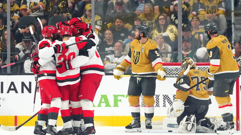 Jogadores do Carolina Hurricanes comemoram gol no jogo 4 da final da Stanley Cup 2026 entre as equipes de Vegas e Carolina Foto: © Brian Babineau / NHLI via Getty Images – Fonte: NHL (2026).