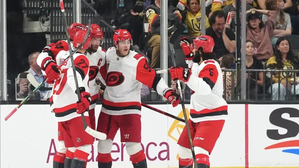 Jogadores do Carolina Hurricanes comemoram seu gol diante de Vegas, no jogo 3 da final da Stanley Cup 2026, entre as equipes de Vegas Golden Knights e Carolina Hurricanes - CAR@VGK, SCF – Fonte: NHL (2026)