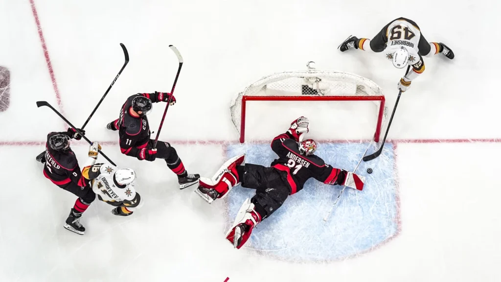 O goleiro Andersen, do Carolina Hurricanes, pula para defender um chute jogador de Vegas, no jogo 2 da final da Stanley Cup 2026, entre as equipes do Carolina Hurricanes e Vegas Golden Knights – Foto: Josh Lavallee / Carolina Hurricanes - Fonte: NHL (2026)