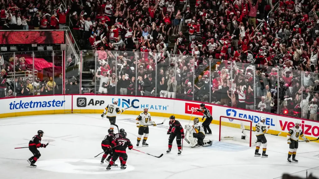 Disputa no jogo 2 da final da Stanley Cup 2026, entre as equipes do Carolina Hurricanes e Vegas Golden Knights – Foto: NHLI via Getty Images - Fonte: NHL (2026)