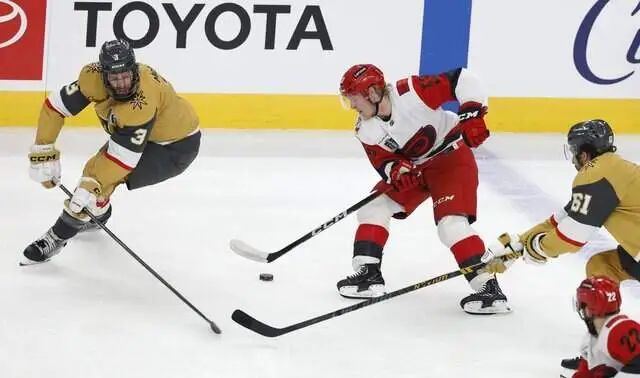 Jackson Blake, do Carolina Hurricanes, conduz o puck durante o primeiro período do Jogo 6 da final da Stanley Cup 2026, contra o Vegas Golden Knights, na T-Mobile Arena, em Las Vegas – Foto: Ethan Hyman / The News & Observer – Fonte: The News & Observer (2026).