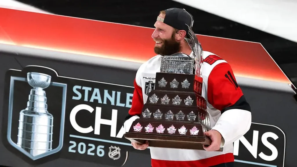 Jordan Staal, capitão do Carolina Hurricanes, recebe o Conn Smythe Trophy como jogador mais valioso dos playoffs após a conquista da Stanley Cup 2026 – CAR@VGK, SCF, Gm 6: Staal awarded the Conn Smythe Trophy – Fonte: NHL (2026).
