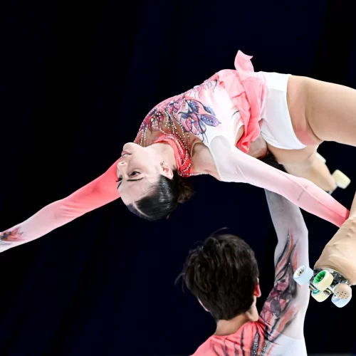 Casal de patinadores se apresentam no AIS 2025 – Fonte: World Skate (2025)