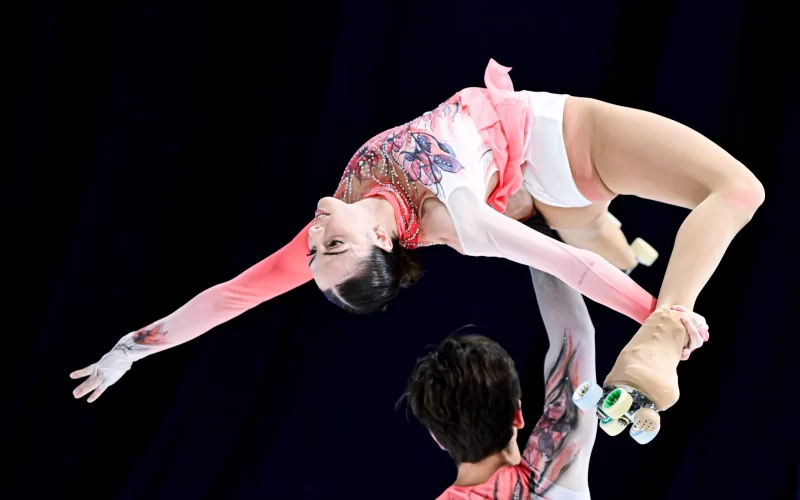 Casal de patinadores se apresentam no AIS 2025 – Fonte: World Skate (2025)