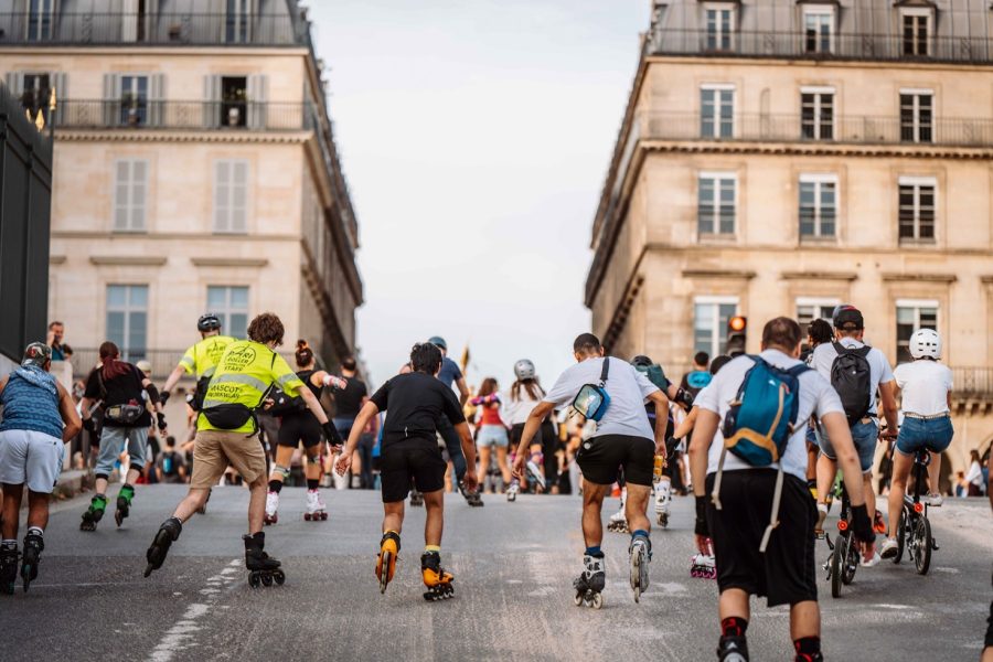Grupo de patinadores fazendo Urban em Paris – Fonte: Photograph by Pari Roller, Guillaume Ombreux (National Geographic - 2024)