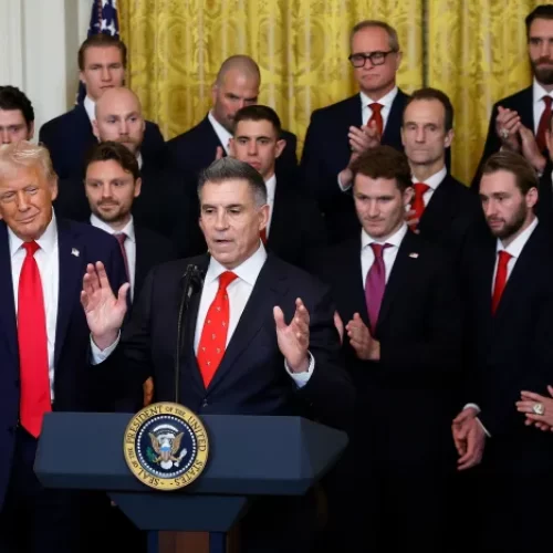 A equipe do Flórida Panthers com o presidente Trump – Foto: Kevin Dietsch/Getty Images – Fonte: NHL (2025)