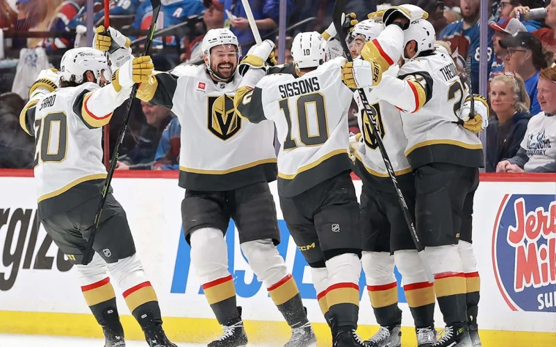 A equipe do Vegas Golden Knights Comemora o gol no jogo 1, ocorrido em 20/05/26 em Denver – Fonte: NHL (2026).