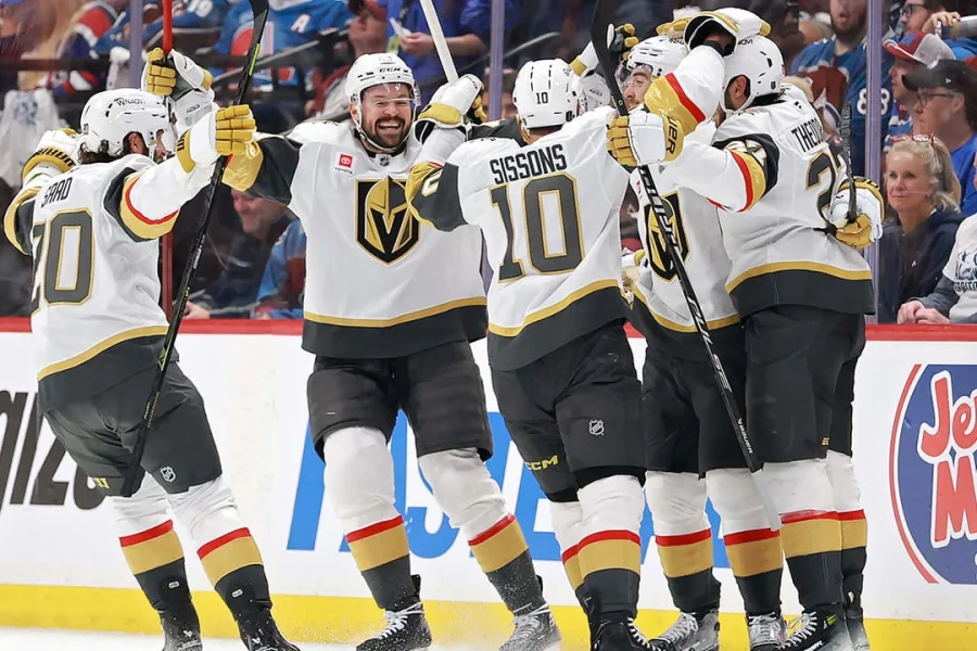 A equipe do Vegas Golden Knights Comemora o gol no jogo 1, ocorrido em 20/05/26 em Denver – Fonte: NHL (2026).
