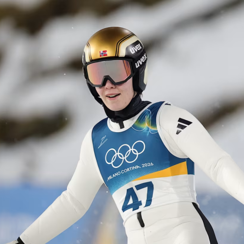 A esquiadora Anna Odine Stroem que conquistou a medalha de ouro no salto de esqui em rampa grande. Por Will Imbo - Imagem Getty Images (2026).