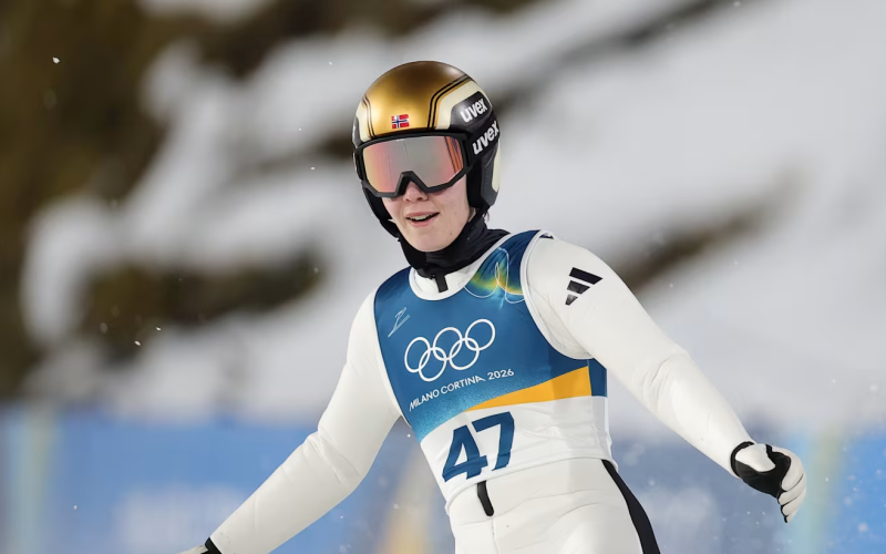 A esquiadora Anna Odine Stroem que conquistou a medalha de ouro no salto de esqui em rampa grande. Por Will Imbo - Imagem Getty Images (2026).