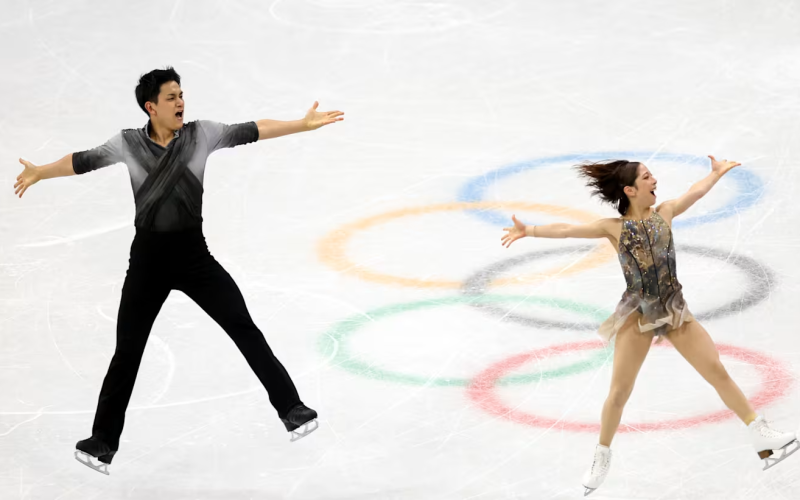 A patinadora Riku Miura e seu parceiro Ryuichi Kihara, da equipe japonesa, competem na patinação artística em pares nos Jogos Olímpicos de Inverno de Milão-Cortina 2026, em 16 de fevereiro de 2026, em Milão. Foto de Matthew Stockman/Getty Images – Fonte: Olympics (2026)