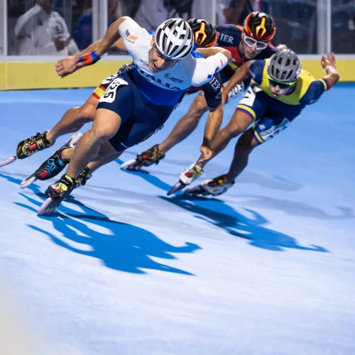 Atletas de patinação de velocidade em prova em pista oval – Fonte: World Skate (2025)
