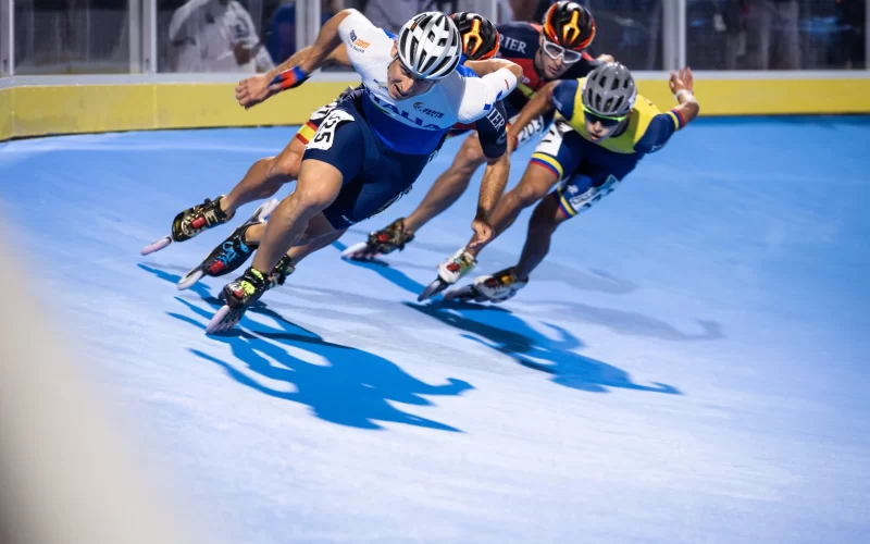 Atletas de patinação de velocidade em prova em pista oval – Fonte: World Skate (2025)
