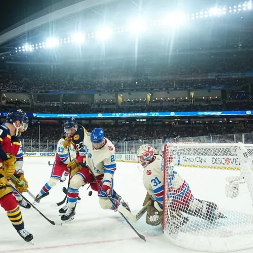 Disputa entre os Jogadores do New York Rangers (Camisas Brancas) com os jogadores do Flórida Panthers (Camisas Vermelhas) no Winter Classic 2026 – Foto NHL – Fonte: Media NHLE (2026)
