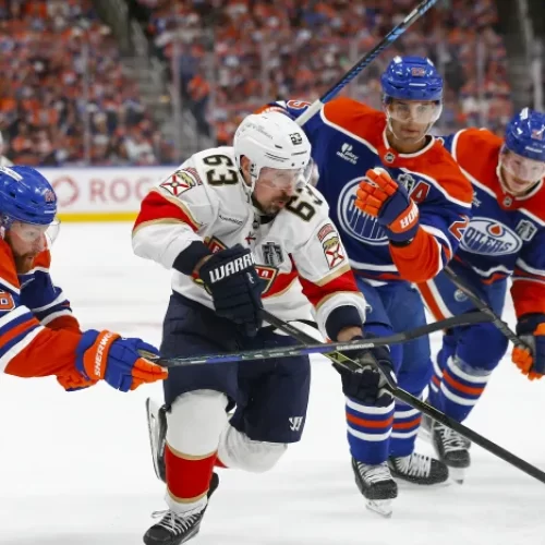 Disputa no jogo 1 da grande final da Stanley Cup de 2025, disputada entre Panthers e Oilers no dia 04/06/25, em Edmonton. Fonte: NHL (2025)