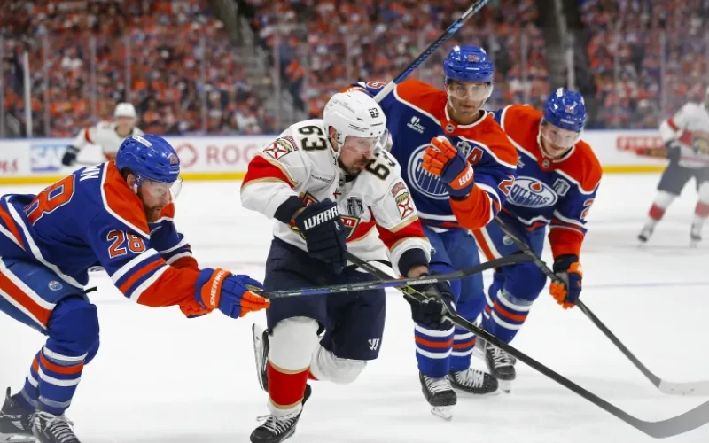 Disputa no jogo 1 da grande final da Stanley Cup de 2025, disputada entre Panthers e Oilers no dia 04/06/25, em Edmonton. Fonte: NHL (2025)