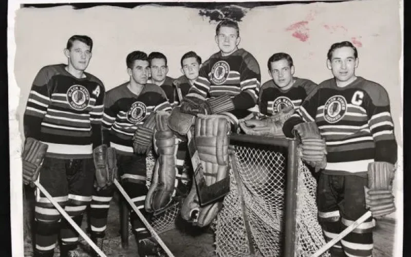 Equipe do Chicago Blackhawks , em 1950 - Foto: Chicago Sun-Times - Fonte: Merson on line auctions(2012)