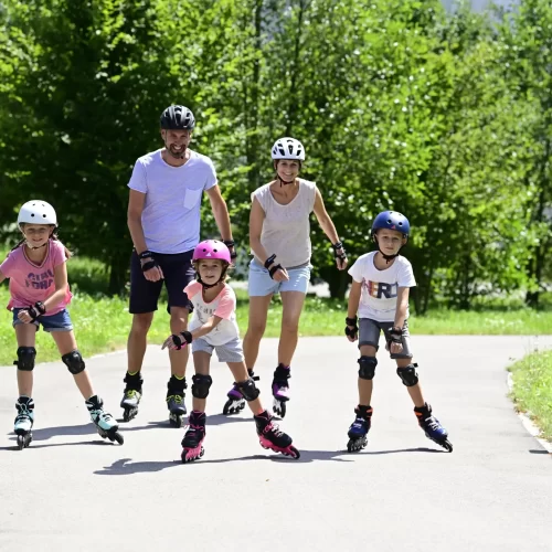 Família patinando em Parque – Fonte: Rollerblade (2025)