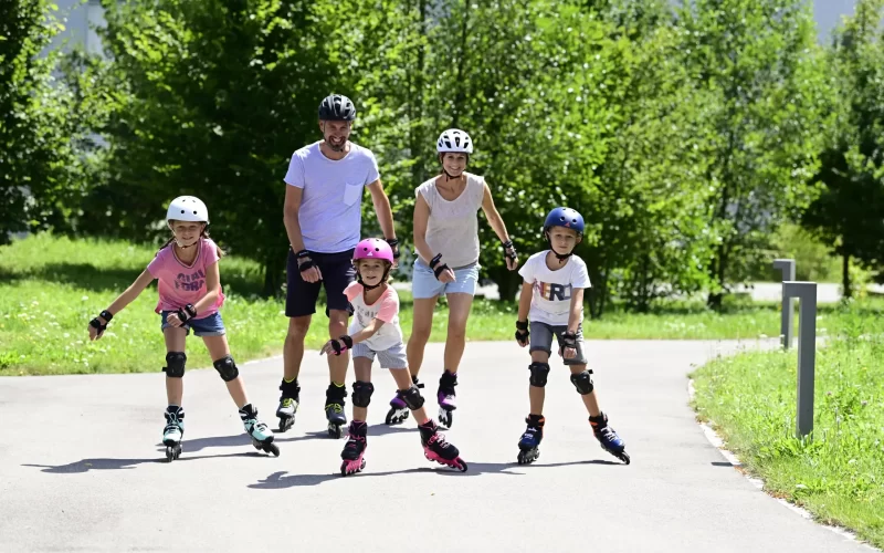 Família patinando em Parque – Fonte: Rollerblade (2025)