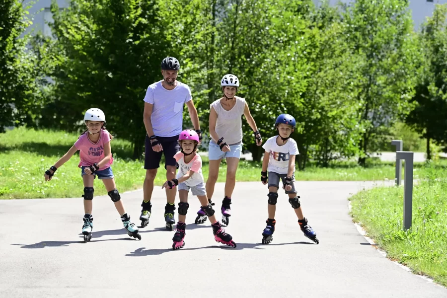 Família patinando em Parque – Fonte: Rollerblade (2025)