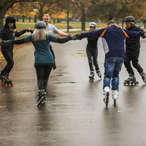 Grupo de patinação em Parque – Fonte: Skatefresh (2025)