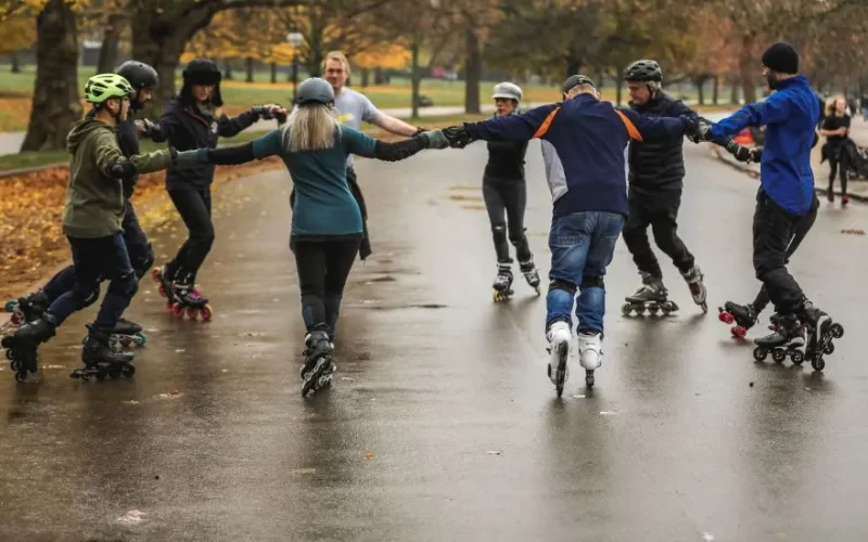 Grupo de patinação em Parque – Fonte: Skatefresh (2025)