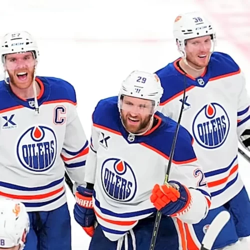 Jogadores do Oilers comemoram a vitória sobre o Vegas Golden Knights por 1 a 0, que fechou a série por 4 a 1. Crédito obrigatório: Stephen R. Sylvanie-Imagn - Images Stephen R. Sylvanie-Imagn Images – Fonte: Yardbarker (2025). 