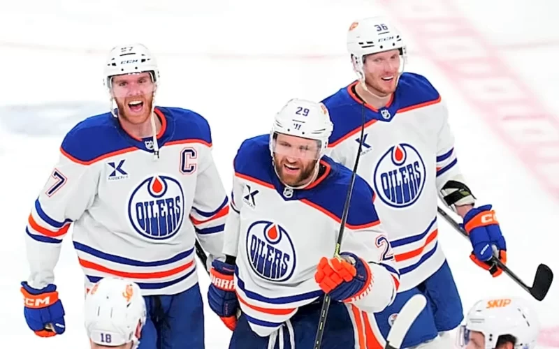 Jogadores do Oilers comemoram a vitória sobre o Vegas Golden Knights por 1 a 0, que fechou a série por 4 a 1. Crédito obrigatório: Stephen R. Sylvanie-Imagn - Images Stephen R. Sylvanie-Imagn Images – Fonte: Yardbarker (2025). 