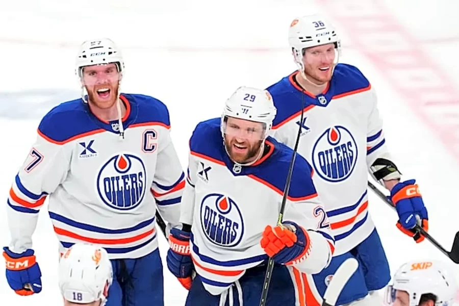 Jogadores do Oilers comemoram a vitória sobre o Vegas Golden Knights por 1 a 0, que fechou a série por 4 a 1. Crédito obrigatório: Stephen R. Sylvanie-Imagn - Images Stephen R. Sylvanie-Imagn Images – Fonte: Yardbarker (2025). 