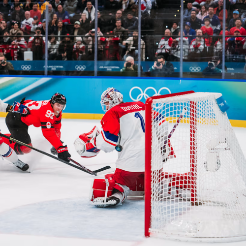 Jogo entre Canadá e República Tcheca pelas quartas de final do hockey masculino nos Jogos Olímpicos de Inverno de 2026, na quarta-feira, 18 de fevereiro de 2026. Foto: Salomon Micko Benrimoh – Getty Images - Fonte: Olympics (2026).