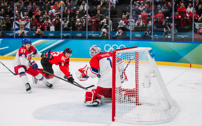 Jogo entre Canadá e República Tcheca pelas quartas de final do hockey masculino nos Jogos Olímpicos de Inverno de 2026, na quarta-feira, 18 de fevereiro de 2026. Foto: Salomon Micko Benrimoh – Getty Images - Fonte: Olympics (2026).