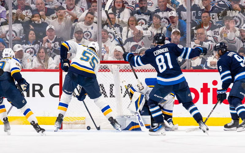 Kyle Connor n.81, do Winnipeg Jets, comemora seu gol contra o St. Louis Blues na primeira rodada dos playoffs da Stanley Cup 2025 no Canada Life Centre em 19 de abril de 2025 em Winnipeg, Canadá. Foto de Cameron Bartlett / Getty Images – Fonte: Fox Sports (2025).