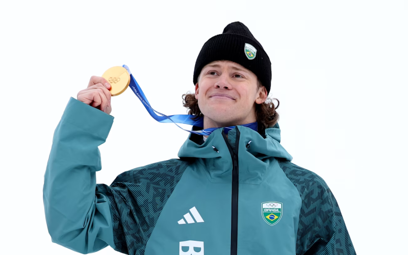 Lucas pinheiro Braathen segura a sua medalha de Ouro ganha na competição de Slalom Gigante das Olimpíadas de Inverno Milano Cortina 2026 no dia 14/02/2026- Foto: Dustin Satloff/Getty Images – Fonte Olympics (2026)