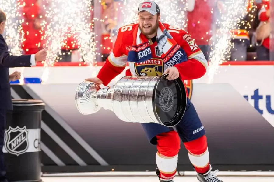 O Capitão do Florida Panthers, Aleksander Barkov (16), patina com a Stanley Cup depois de derrotar o Edmonton Oilers no jogo 7 da final da Stanley Cup de 2024, em 24 de junho de 2024, em Sunrise, Flórida. Foto: Matias J. Ocner mocner@miamiherald.com – Fonte: miameherald.com (2024)