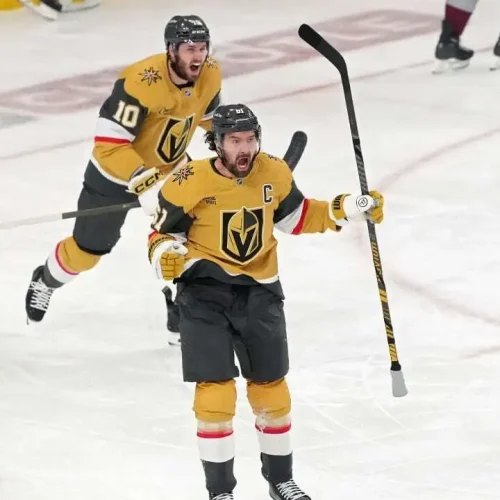 O Capitão do Vegas, Mark Stone, comemora o seu gol no jogo 4 da Final da conferência Oeste da NHL de 2026 – Fonte: NHL (2026)