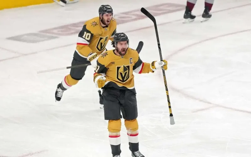 O Capitão do Vegas, Mark Stone, comemora o seu gol no jogo 4 da Final da conferência Oeste da NHL de 2026 – Fonte: NHL (2026)