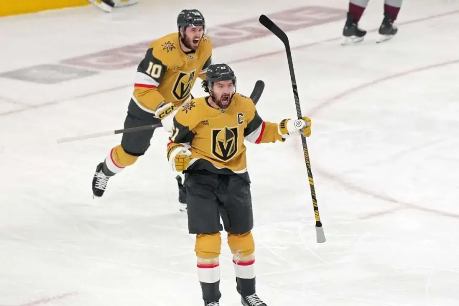 O Capitão do Vegas, Mark Stone, comemora o seu gol no jogo 4 da Final da conferência Oeste da NHL de 2026 – Fonte: NHL (2026)