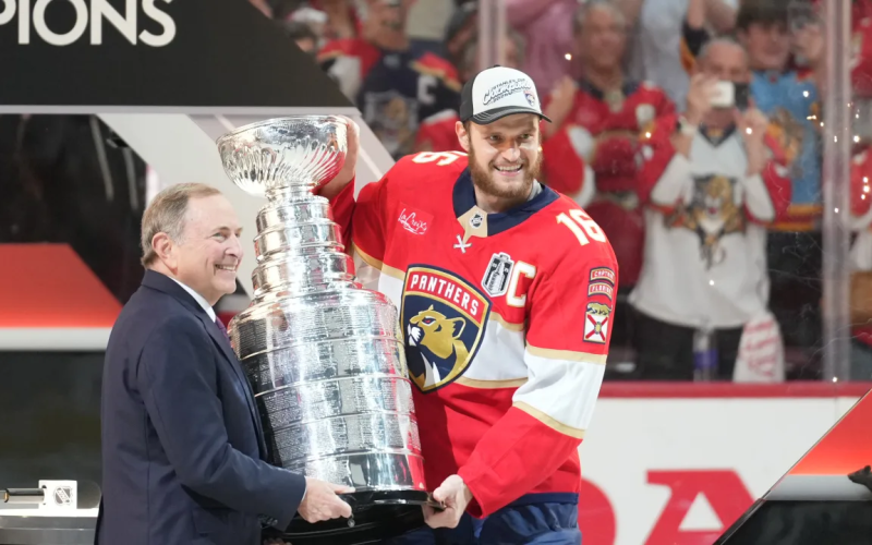 O capitão do Flórida Panthers, Aleksander Barkov, recebe a Stanley Cup de 2025, ganha no jogo 6, contra o Edmonton Oilers no dia 17/06/2025