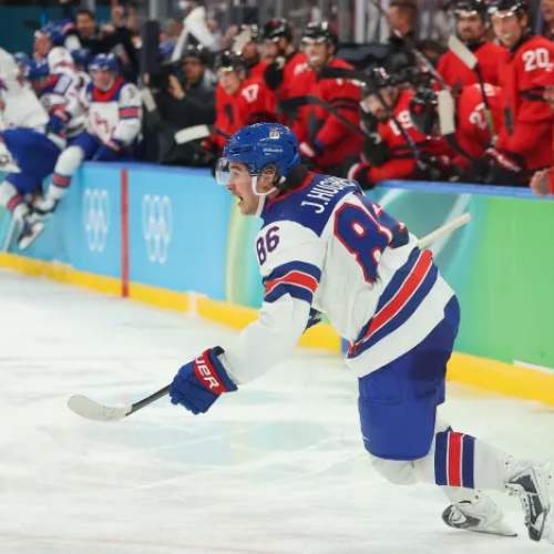 O jogador americano, Jack Hughes, comemora o gol que deu a medalha de ouro aos Estados Unidos: Foto: Gregory Shamus/Getty Images – Fonte: NHL (2026)