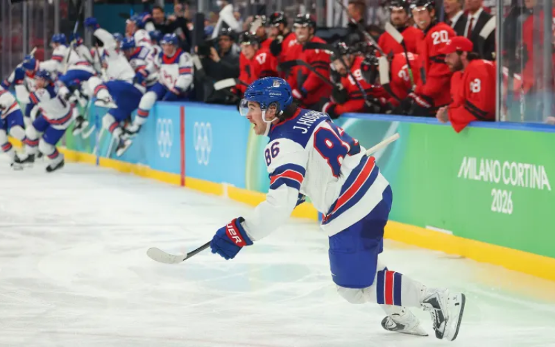 O jogador americano, Jack Hughes, comemora o gol que deu a medalha de ouro aos Estados Unidos: Foto: Gregory Shamus/Getty Images – Fonte: NHL (2026)