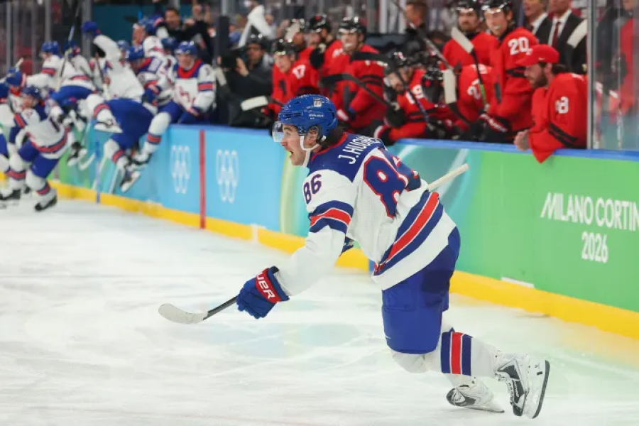 O jogador americano, Jack Hughes, comemora o gol que deu a medalha de ouro aos Estados Unidos: Foto: Gregory Shamus/Getty Images – Fonte: NHL (2026)