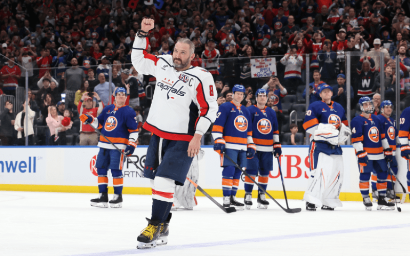 Ovechkin é homenageado por quebrar o recorde de gols marcados na NHL, no jogo Islanders x Capitals em 06/04/2025. Por: Mike Vogel@vogscaps – Fonte: WashingtonCaps.com (2025)